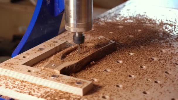 Automatische Fräsmaschine für den Holzschnitt. Bohren Sie Löcher in die Holzstücke. Nahaufnahme. — Stockvideo