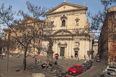 Rome, İtalya - 7 Nisan 2017: Güneşli bir günde Roma caddelerinden biri. Rome, İtalya - 7 Nisan 2017.