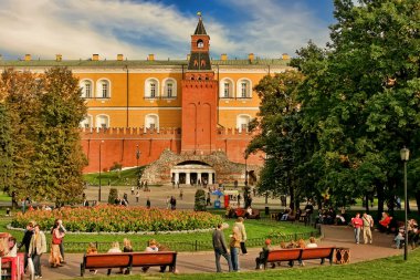 Moskova, Rusya, üzerinde 18 Eylül 2017. Kremlin yakınındaki şehir merkezinde bir bahçeye Aleksandrovski insanlar yürüyüş