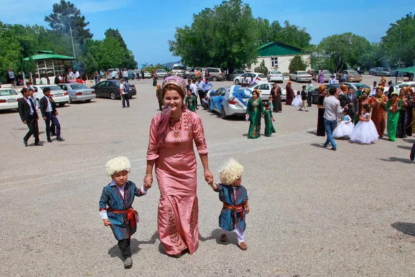 Kov 土库曼斯坦 2017年4月30日 母亲带着两个孩子身着民族服装 土库曼斯坦 2017年4月30日 — 图库照片