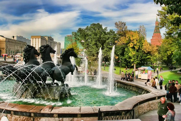 Moskova, Rusya - 18 Eylül 2017: Çeşme Four seasons modacı Meydanı Moskova'da. Cityscape Manezhnaya Meydanı Moskova, Rusya'nın şehir merkezinde. Ünlü alışveriş merkezi Okhotny Ryad