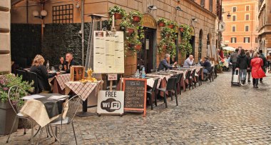 Rome, İtalya - 9 Nisan 2017: Tipik İtalyan restoranı Roma'nın tarihi merkezi.