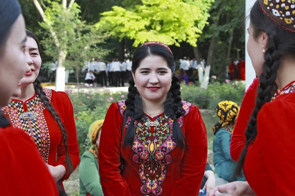Ashgabat Turkmenistan Května 2017 Portrét Neznámé Studentka Červené Národní Šaty — Stock fotografie