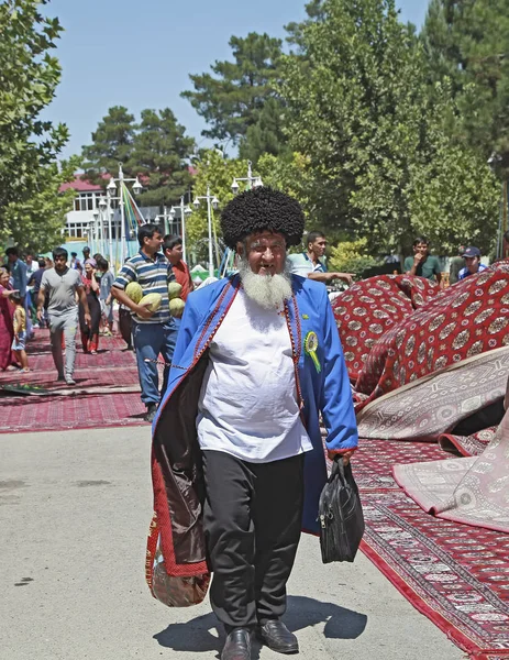 阿什哈巴德 土库曼斯坦 2017 瓜节日在土库曼斯坦 节日的最老的参加者 瓜节每年都要花 阿什哈巴德 土库曼斯坦 2017 — 图库照片