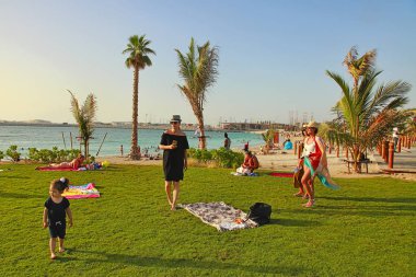 Dubai, Birleşik Arap Emirlikleri - 06 Mayıs 2018 La Mer: anne bebek plajda La Mer günbatımı ile. Alışveriş ve Jumeirah restoranlarda bir yeni sahil ilçesidir. Dubai, Birleşik Arap Emirlikleri-06 Mayıs 2018 .