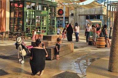 Dubai, Birleşik Arap Emirlikleri - 06 Mayıs 2018 La Mer: çocuk çeşmede oynuyor. Bu bir yeni sahil olan alışveriş ve Jumeirah restoranlarda günbatımında bir ilçedir. Dubai, Birleşik Arap Emirlikleri La Mer. 06 Mayıs 2018 . 