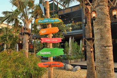 Dubai, Birleşik Arap Emirlikleri - 06 Mayıs 2018 La Mer: tabelasını günbatımı La Mer plaj üzerinde. Alışveriş ve Jumeirah restoranlarda bir yeni sahil ilçesidir. Dubai, Birleşik Arap Emirlikleri-06 Mayıs 2018 .