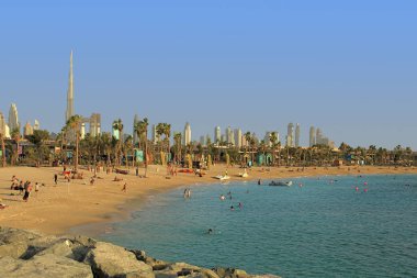 Dubai, Birleşik Arap Emirlikleri - 06 Mayıs 2018 La Mer: La Mer batımında: insanların dinlenme sahilde. Alışveriş ve Jumeirah restoranlarda bir yeni sahil ilçesidir. Dubai, Birleşik Arap Emirlikleri-06 Mayıs 2018 .