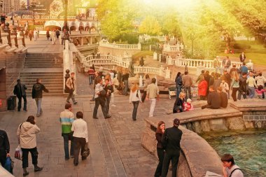 Moskova, Rusya - 18 Eylül 2017: Çeşme Manezhnaya Meydanı insanlar. Cityscape Manezhnaya Meydanı Moskova, Rusya'nın şehir merkezinde. Ünlü alışveriş merkezi Okhotny Ryad.