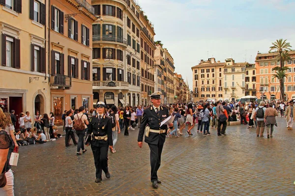 Rome Italie Avril 2017 Deux Policiers Marchent Dans Les Rues — Photo