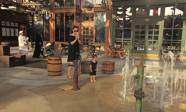 阿联酋迪拜香格里拉酒店 2018年5月06日 孩子在喷泉边玩耍 这是一个新的海滨区与购物和餐厅在朱美拉日落 阿联酋迪拜的洛杉矶 2018年5月06日 — 图库照片