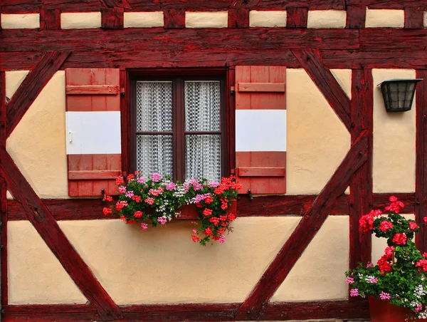 Okno Zdobí Čerstvé Květiny Norimberku — Stock fotografie