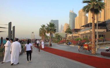  Dubai, Birleşik Arap Emirlikleri - 08 Mayıs 2018: Dubai Marina mesire gün batımında. . Dubai Yat Limanı gökdelenler görünüm, Dubai, Birleşik Arap Emirlikleri. Dubai Yat Limanı Dubai yapay canal city ile kuzeyinde, fazla 120.000 kişiliktir. Dubai, Birleşik Arap Emirlikleri. -Mayıs 08