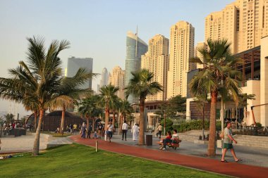 Dubai, Birleşik Arap Emirlikleri - 08 Mayıs 2018: Dubai Marina mesire gün batımında. . Dubai Yat Limanı gökdelenler görünüm, Dubai, Birleşik Arap Emirlikleri. Dubai Yat Limanı Dubai yapay canal city ile kuzeyinde, fazla 120.000 kişiliktir. Dubai, Birleşik Arap Emirlikleri. -Mayıs 08,