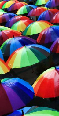 Renkli şemsiyeler kentsel sokak dekorasyon. Şemsiye yukarıdan görünüm.