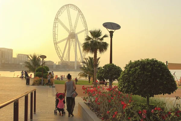 Dubai Förenade Arabemiraten Maj 2018 Dubai Marinas Strandpromenad Vid Solnedgången — Stockfoto