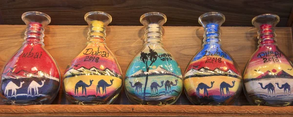 砂のマディナ ジュメイラ スーク ドバイ アラブ首長国連邦でのボトルのお土産 手作り 砂漠とラクダの形を作る内部色砂で装飾的なガラスの瓶 — ストック写真