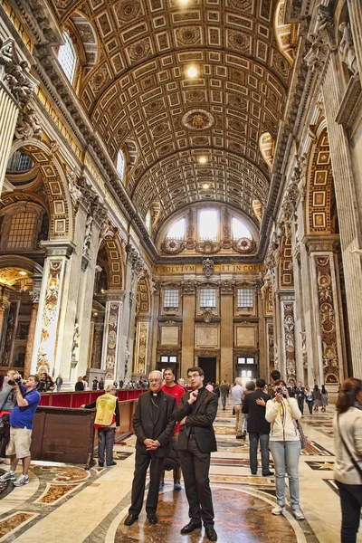 Rome Italy April 2016 Tourists Visiting Peter Basilica Vatican Peter — Stock Photo, Image