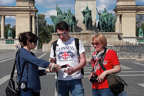 Budapest Hungary June 2014 Three Tourists Looking Map Budapest Heroes — Stock Photo, Image