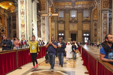 Roma, İtalya - 10 Nisan 2016: Groupe hacı ziyaret St Peter Bazilikası, Vatikan, Roma, İtalya