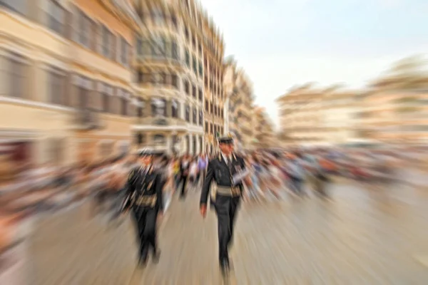 Streszczenie Tło Dwóch Funkcjonariuszy Policji Chodzenie Ulicach Rzymu Włochy Promieniowe — Zdjęcie stockowe