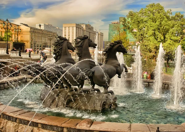 莫斯科 2017年9月18日 喷泉四季节在莫斯科的 Manege 俄罗斯莫斯科市中心 Manezhnaya 广场的城市景观 有著名的购物中心 Okhotny Ryad — 图库照片