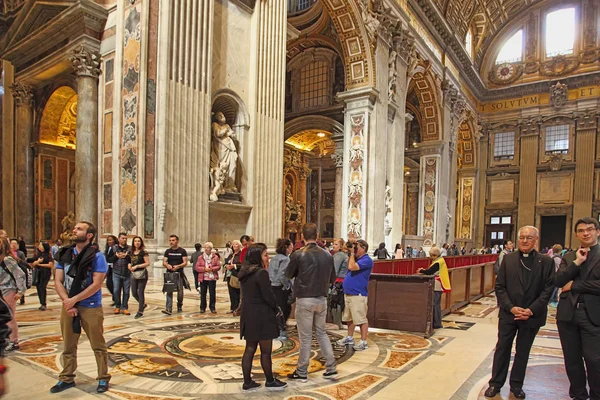 Roma Talya Nisan 2016 Peter Bazilikası Vatikan Turist Ziyaret Ediyor — Stok fotoğraf