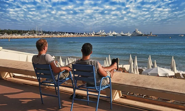 Cannes Francja Lipca 2014 Dwóch Przyjaciół Relaksujący Krzesła Croisette Promenadzie — Zdjęcie stockowe