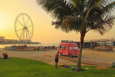 Dubai, Birleşik Arap Emirlikleri - 08 Mayıs 2018 La Mer: insanların dinlenme Sahilde bir