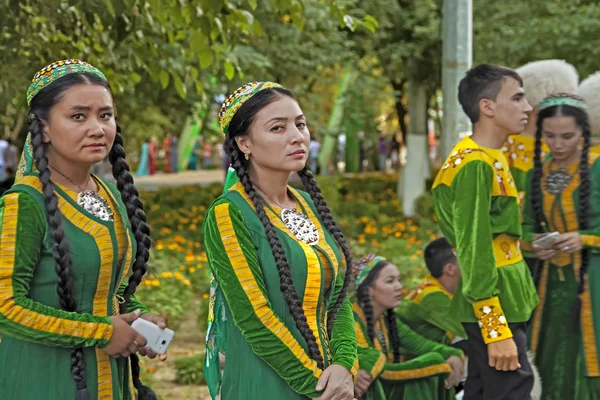 12 septembre 2017. Achgabat, Turkménistan : Un groupe de danseurs — Photo