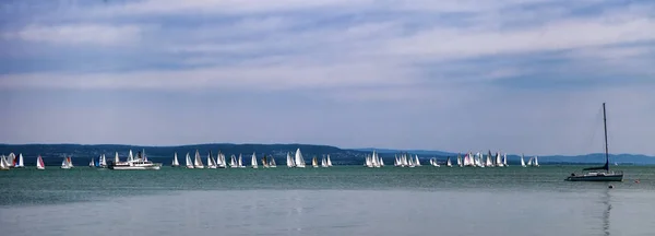 Jachty na jezeře Balaton v létě, Maďarsko — Stock fotografie