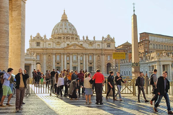 Rome, İtalya - 10 Nisan 2016: St. Peter's Square (Vatikan, Roma — Stok fotoğraf