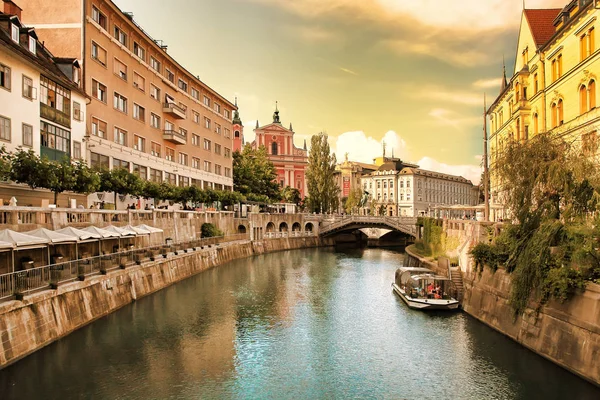 Zobacz na rzekę Lublanica ze starym budynku w mieście Ljubljana w — Zdjęcie stockowe