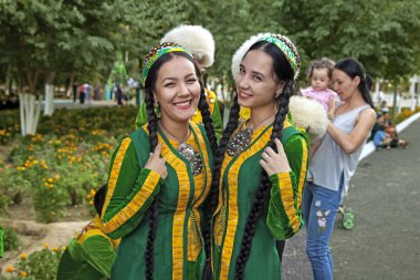 3 Eylül 2017. Aşgabat, Türkmenistan: İki genç g gülümseyen