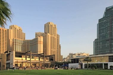 Dubai, Birleşik Arap Emirlikleri - 08 Mayıs 2018: Dubai Marina mesire gün batımında. . Du