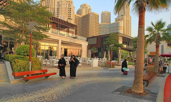 Dubai, Dubaj, ZEA - 08 maja 2018 r.: Promenada Dubai Marina o zachodzie słońca. . Du — Zdjęcie stockowe