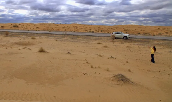 Turkmenistan, Karakum desert.  March 21, 2019: The girl takes a — Stock Photo, Image