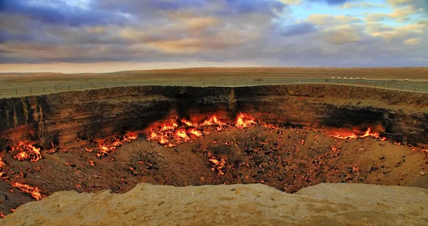 Karakumová poušť. Turkmenistán. Jsem Darvaza. Hořící plynový kráter CA Stock Snímky