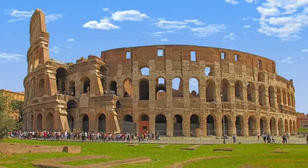 ROMA, ITALIA - 7 DE ABRIL DE 2016: Los turistas que visitan el Coliseo en — Foto de Stock