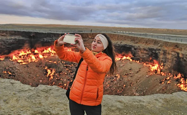 Turkmenistán, Darvaza - 21 de marzo de 2019: Girl makes selfie on t Fotos de stock