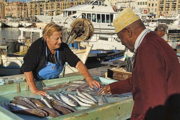 FRANCIA, MARSEILLE - 19 de noviembre de 2015: El comprador en la marca de pescado — Foto de Stock