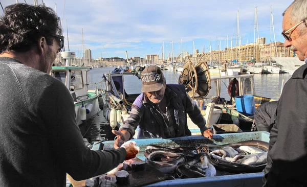 Francie, Marseille - 19. listopadu 2018: Kupující u značky ryb — Stock fotografie