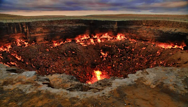 卡拉库姆沙漠土库曼斯坦。达尔瓦扎燃烧的气体坑 ca — 图库照片