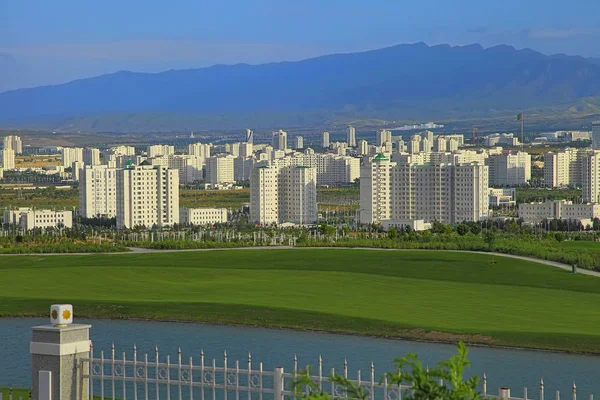 Ashgabat, Turkmenistan. Widok na nowe sąsiedztwo na backgr — Zdjęcie stockowe