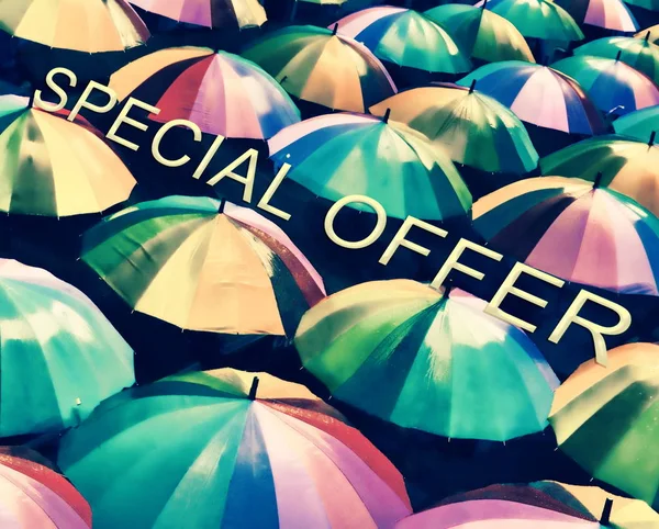 Paraguas multicolor con la inscripción "Oferta especial ". — Foto de Stock