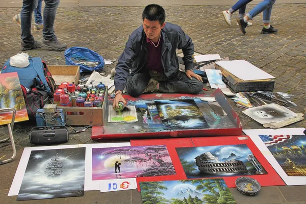 Rome, Italy - April 9, 2018 : Street artist - young man painting — Stock Photo, Image