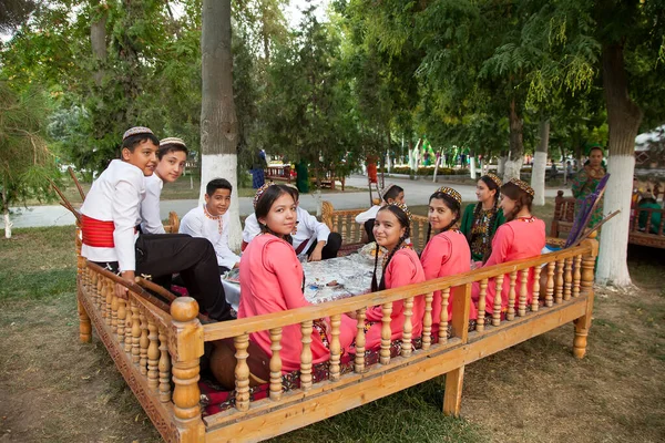 Ashgabat Turkmenistán Srpna 2019 Skupina Mladých Hudebníků Tradičních Národních Šatech — Stock fotografie