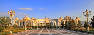 Ashgabat, Türkmenistan - 2 Mayıs 2019: Ashgabat 'ın modern mimarisi. General Views başkanlık sarayına gidiyor. Ashkhabad. Türkmenistan, 2 Mayıs 2019.