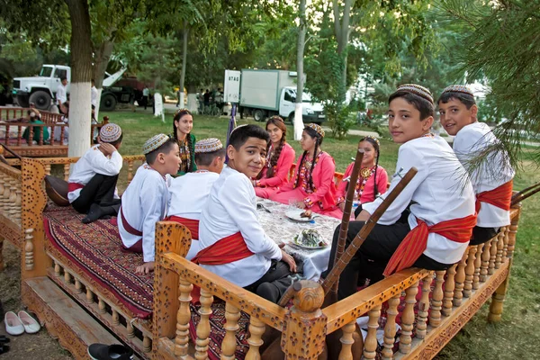 Achgabat Turkménistan Août 2019 Groupe Jeunes Musiciens Habits Traditionnels Nationaux — Photo