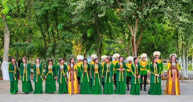 Ashgabat, Türkmenistan - 3 Eylül 2017: Kurban-Bayram Festivali 'ndeki gösteriden önce bir grup dansçı. 3 Eylül 2017. Ashgabat, Türkmenistan